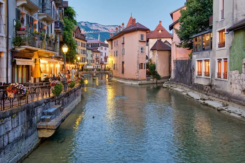 Annecy: Old Town Guided Walking Tour & Scenic Lake Cruise