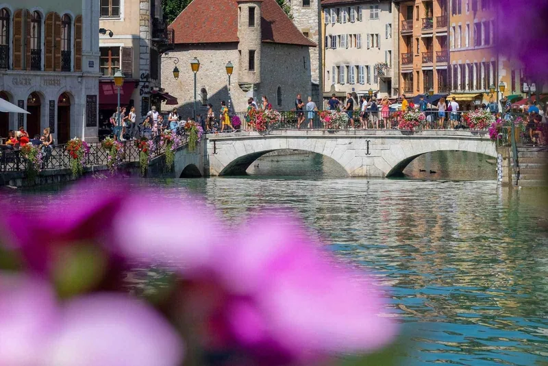 Annecy: Two-Hour Insider Walking Tour with a Local Guide